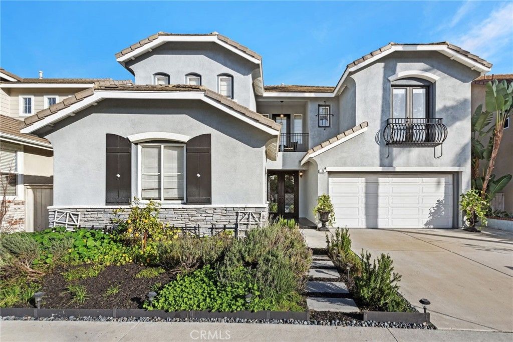 Attached, Exterior, Facade, Mediterranean