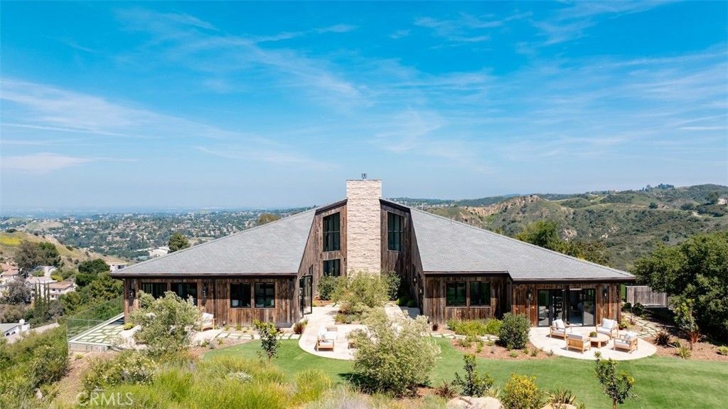Exterior, Facade, Log Home