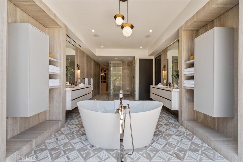 Bathroom, Free Standing Baths, Glass Shower, Interior, Pendant Lights, Recessed Lighting