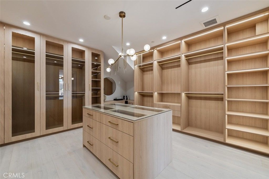 Interior, Pendant Lights, Recessed Lighting, Walk-in Closets, Wood Texture Flooring
