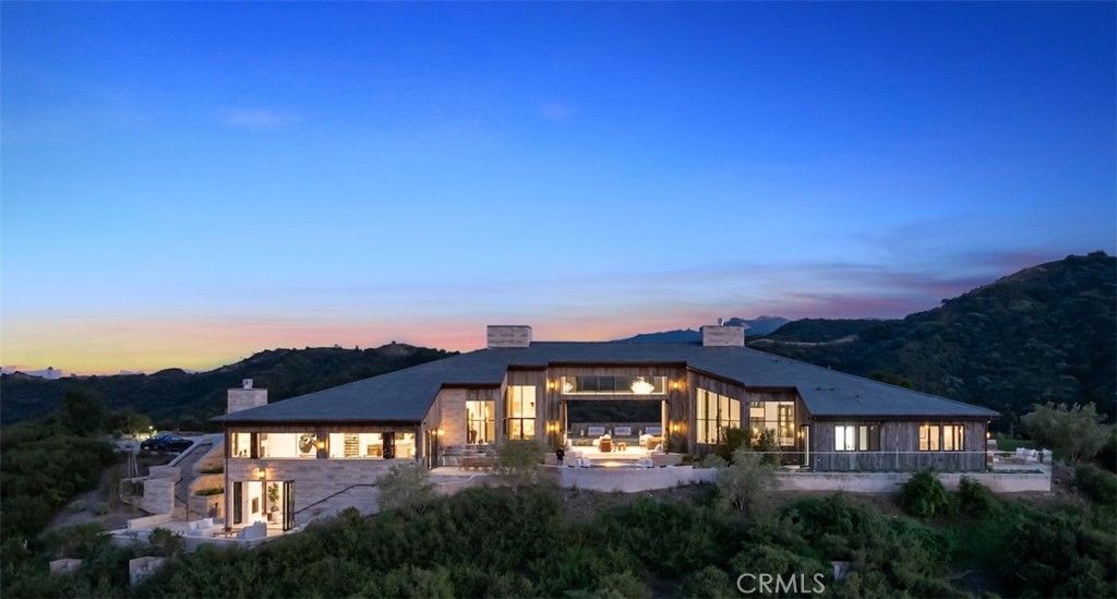 Exterior, Facade, Modern