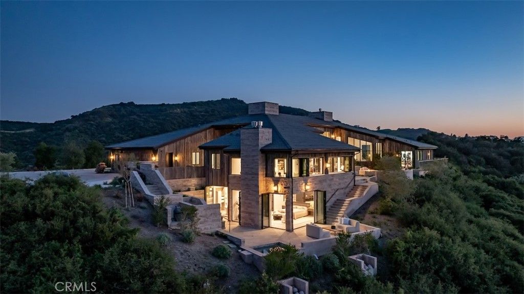 Exterior, Facade, Modern