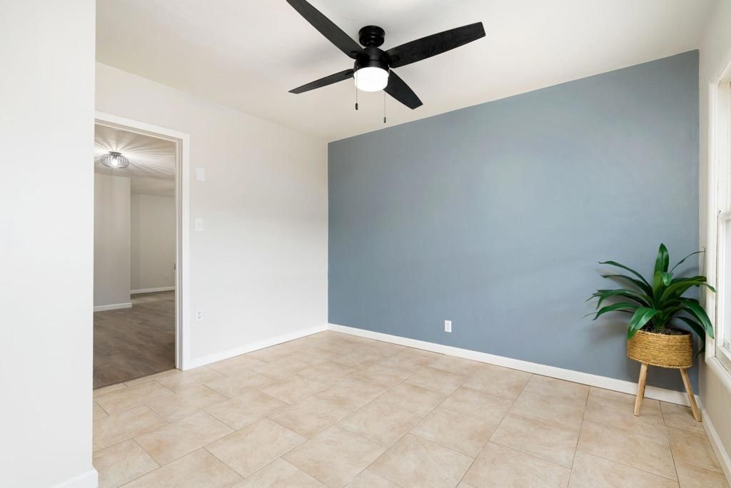 Empty room, Interior