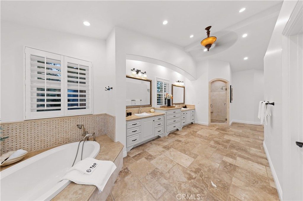 Bathroom, Dual Sink Vanities, Interior, Recessed Lighting