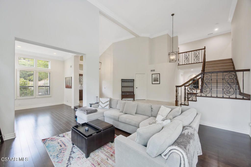 Interior, Living room, Pendant Lights, Recessed Lighting, Wood Texture Flooring