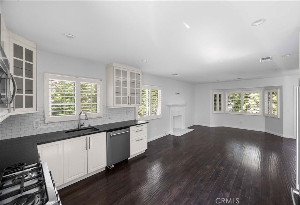 Fireplace, Interior, Kitchen, Recessed Lighting, Wood Texture Flooring