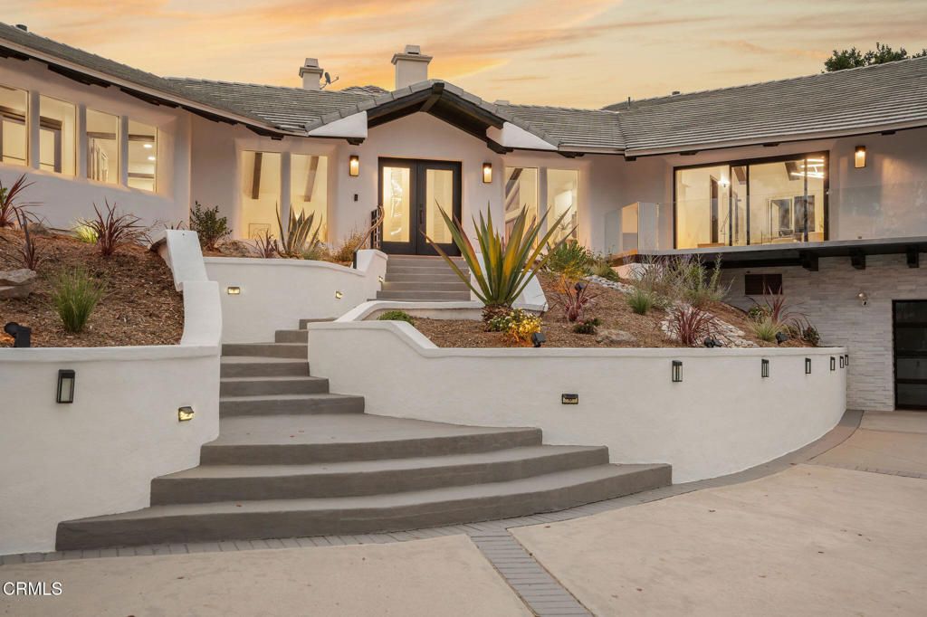 Exterior, Facade, Modern