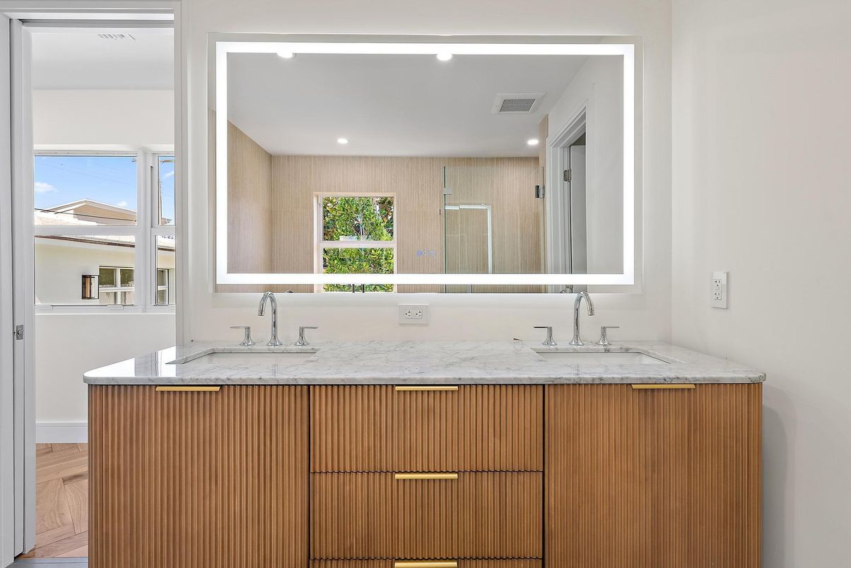 Bathroom, Interior, Recessed Lighting, Wood Texture Flooring