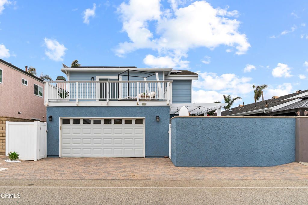 Attached, Exterior, Facade, Modern