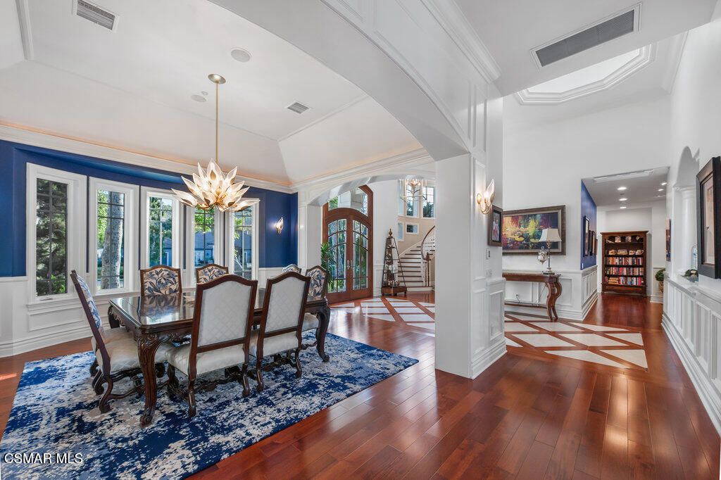 Chandelier, Dining room, Interior, Pendant Lights, Recessed Lighting, Wood Texture Flooring