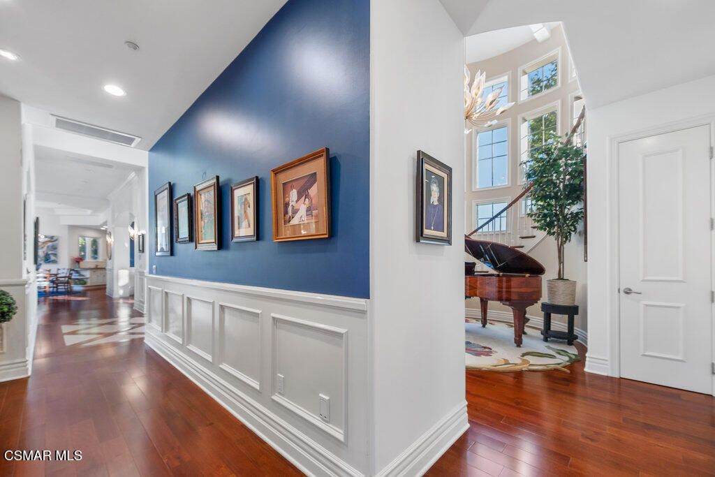 Interior, Piano, Recessed Lighting, Wood Texture Flooring