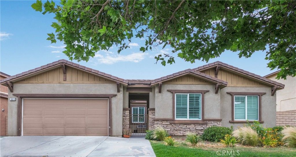 Attached, Exterior, Facade, American Craftsman