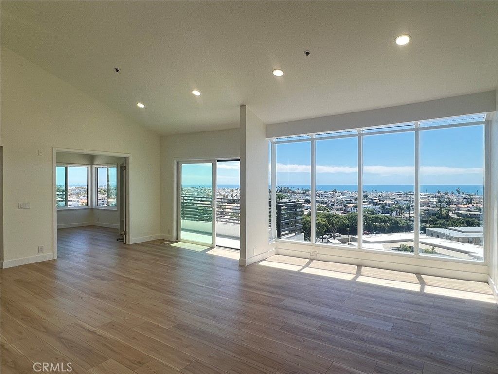 Empty room, Interior, Recessed Lighting, Water, Wood Texture Flooring