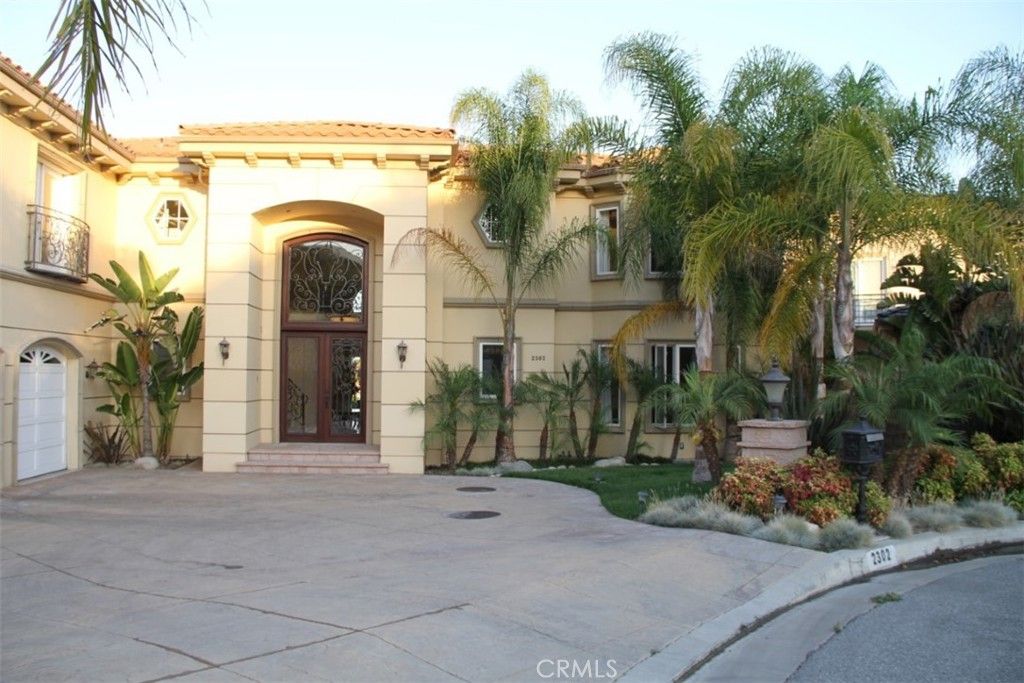 Attached, Exterior, Facade, Mediterranean