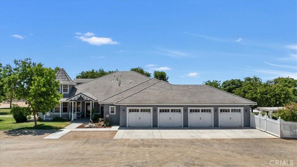 Attached, Exterior, Facade, Ranch