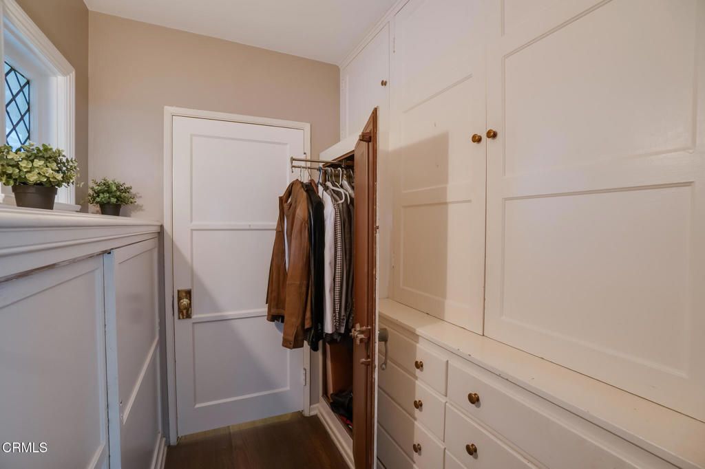 Interior, Walk-in Closets, Wood Texture Flooring
