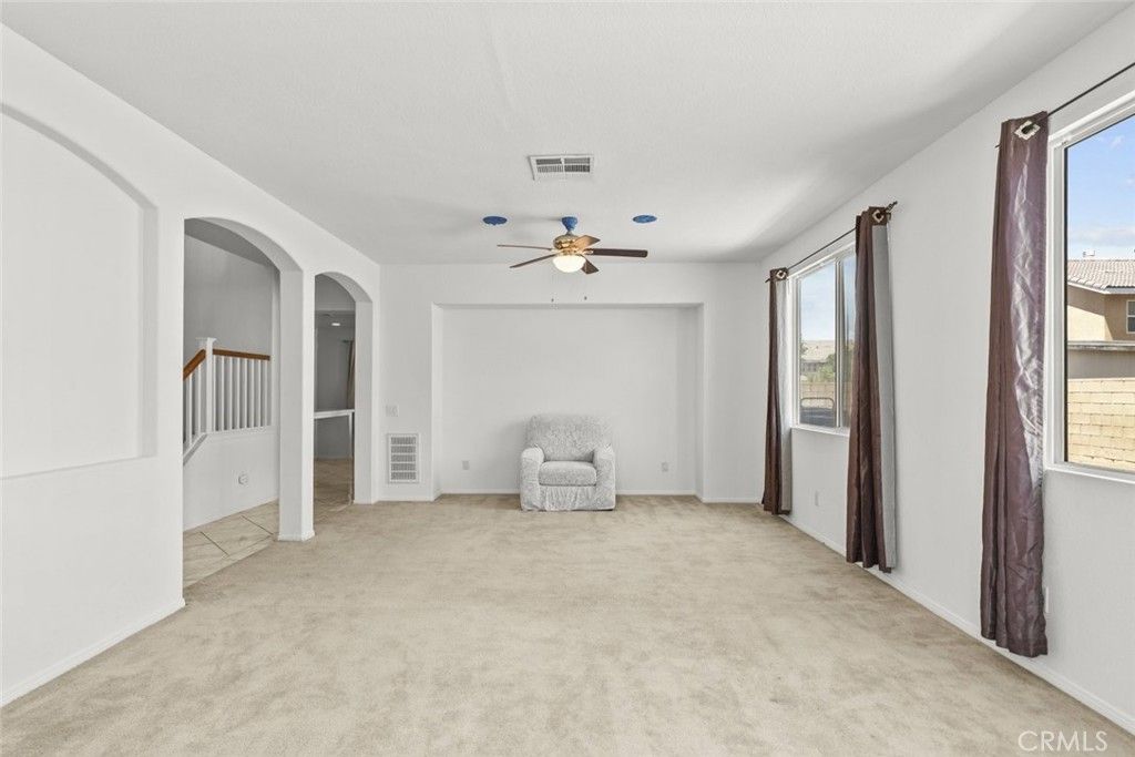 Empty room, Interior