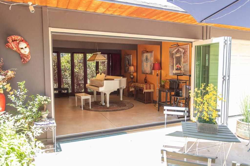 Interior, Piano