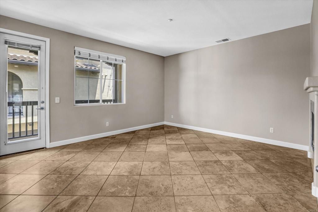 Empty room, Interior