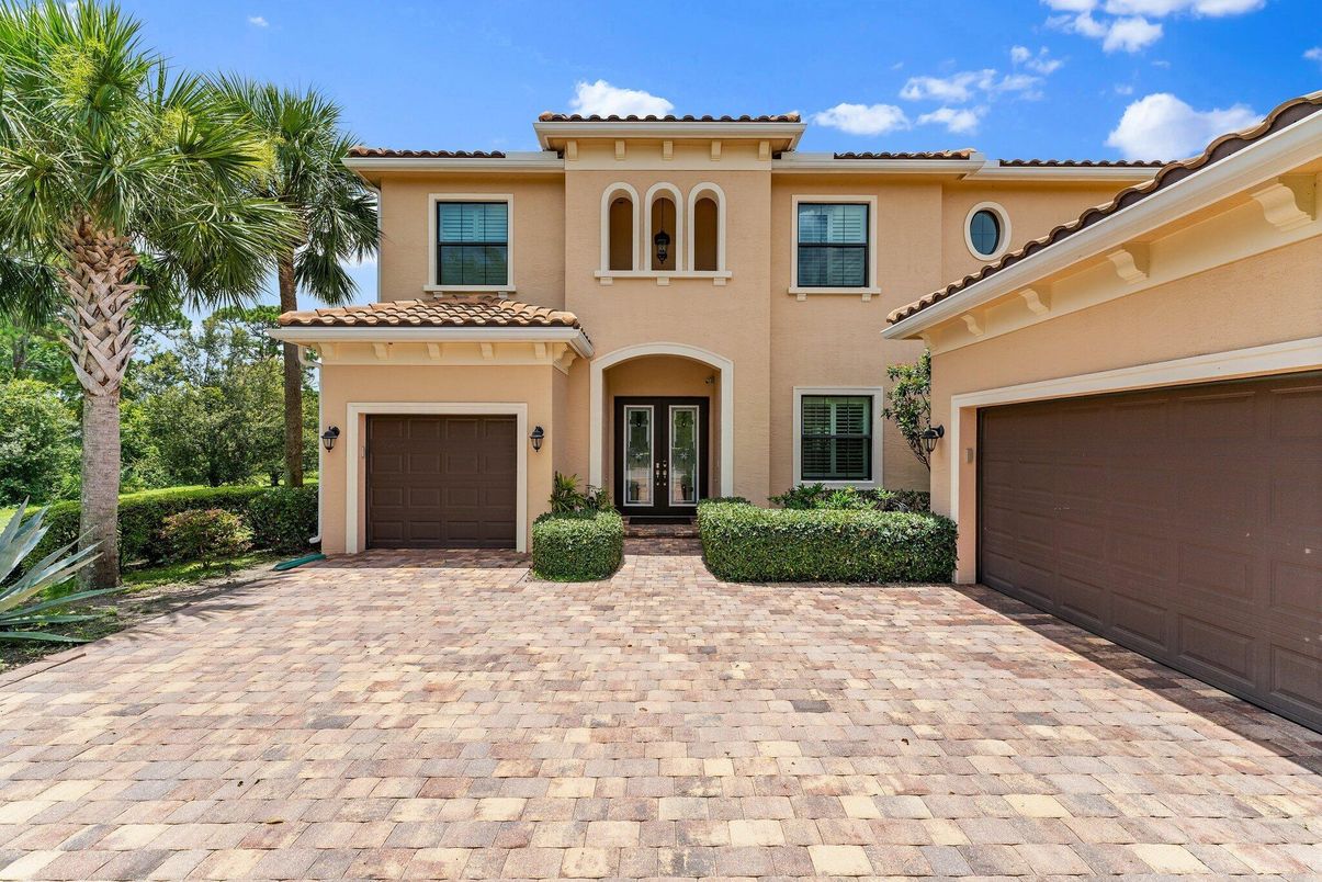 Attached, Exterior, Facade, Mediterranean