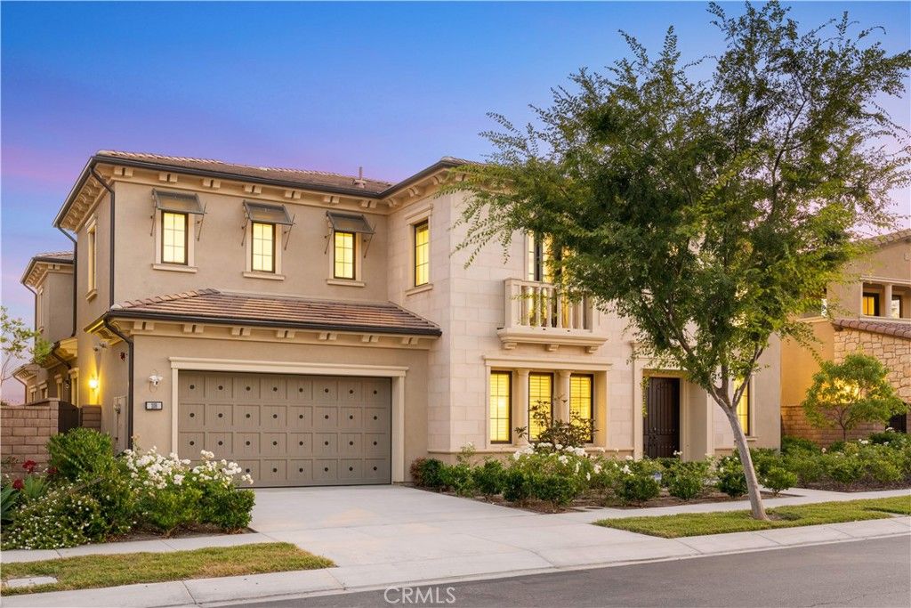 Attached, Exterior, Facade, Mediterranean