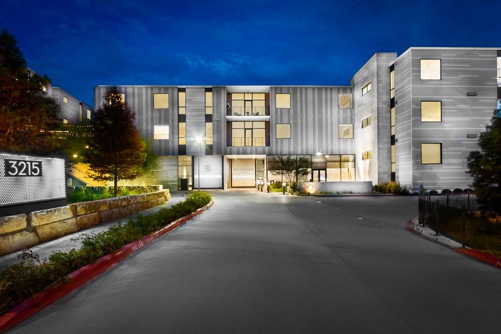 Exterior, Facade, Modern