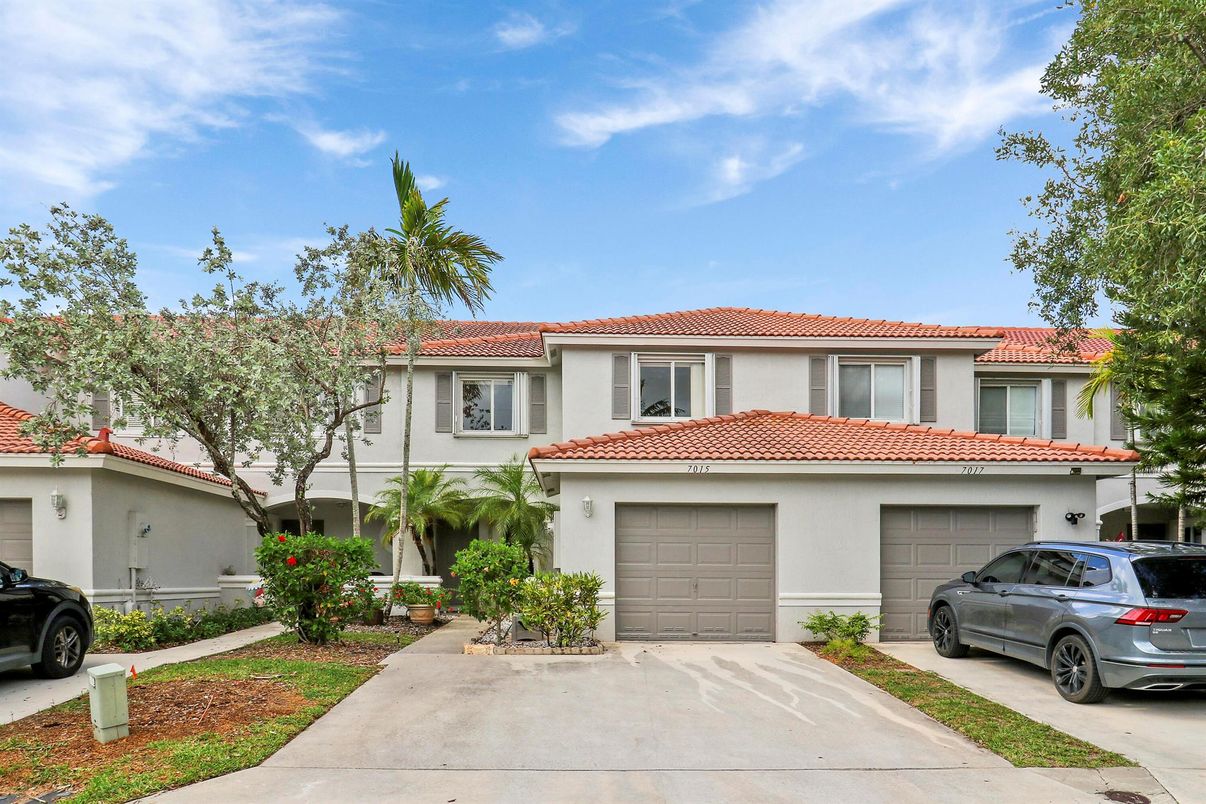 Attached, Exterior, Facade, Mediterranean