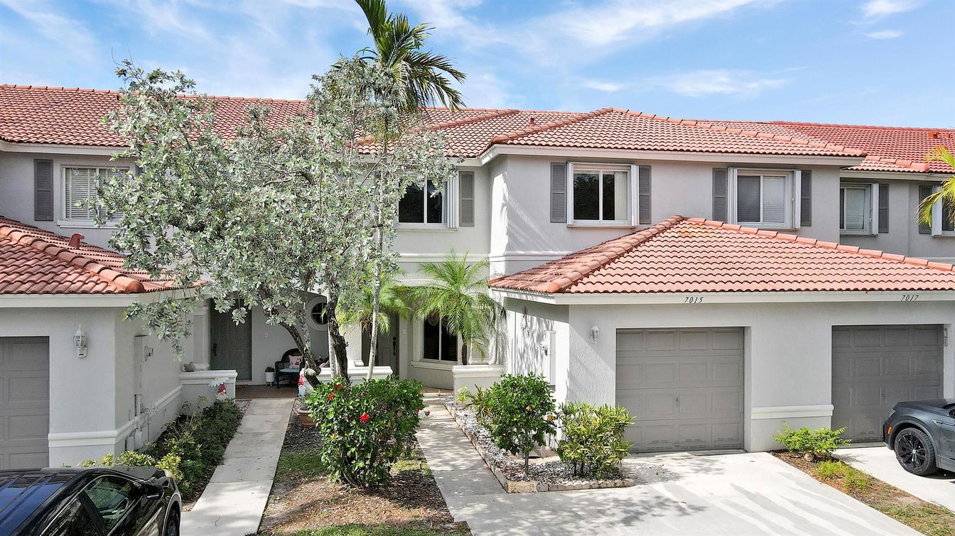 Attached, Exterior, Facade, Mediterranean