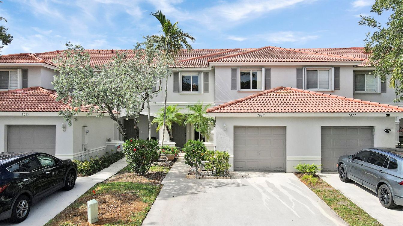 Attached, Exterior, Facade, Mediterranean