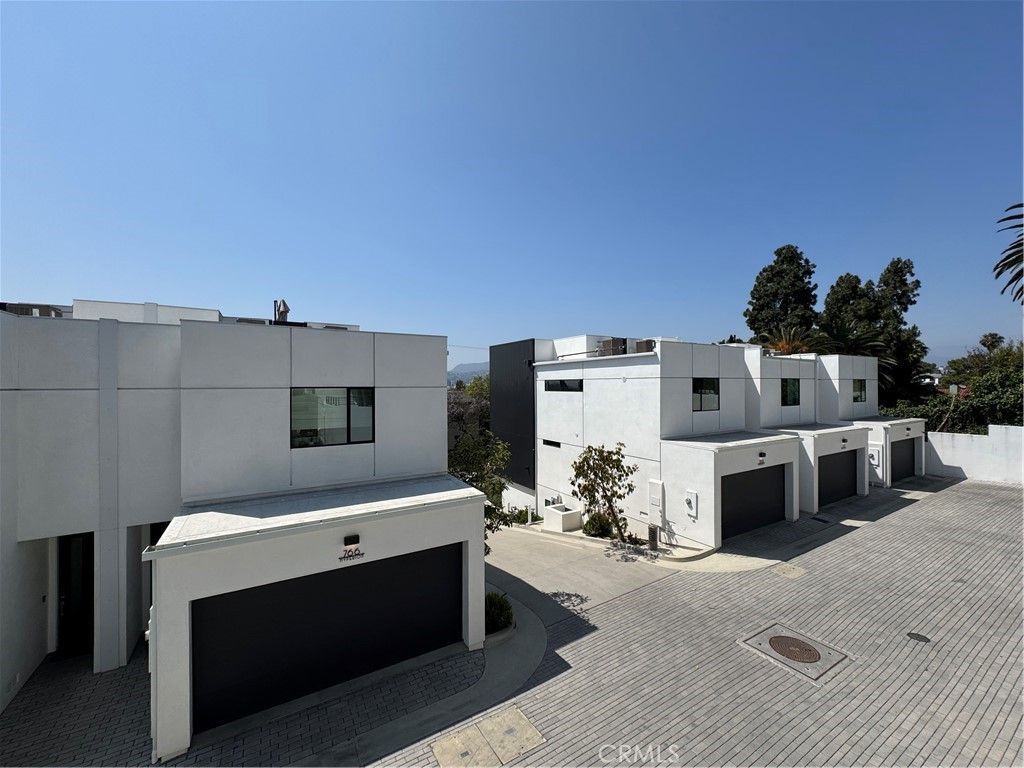 Attached, Exterior, Facade, Modern
