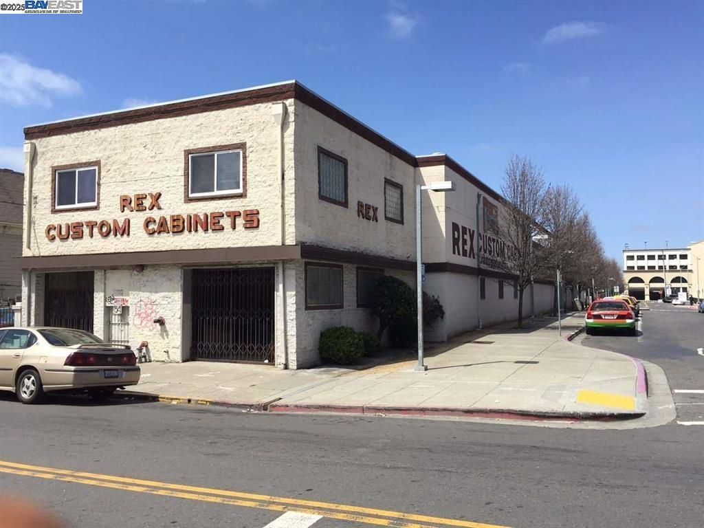 Attached, Exterior, Facade, Rowhouse