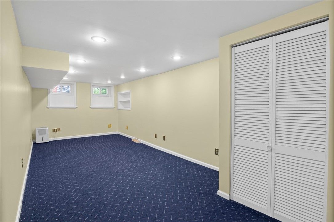 Empty room, Interior, Recessed Lighting