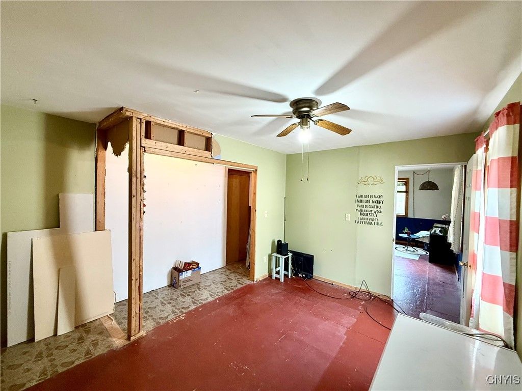 Empty room, Interior