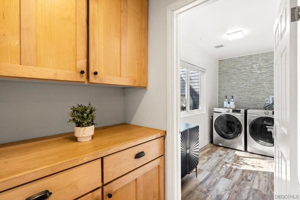 Interior, Washer, Wood Texture Flooring