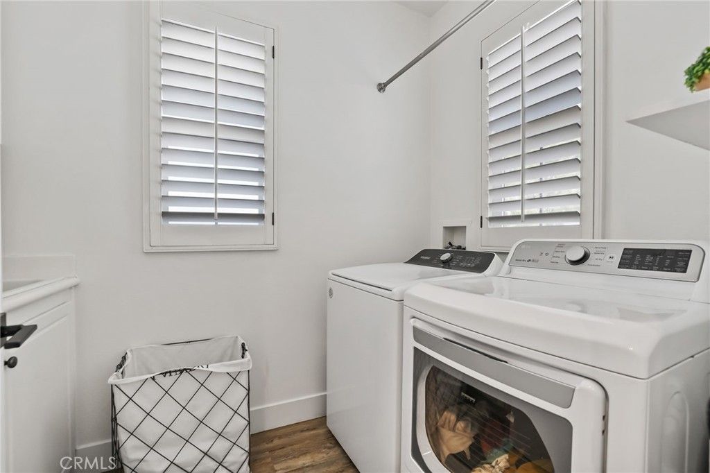 Interior, Washer, Wood Texture Flooring