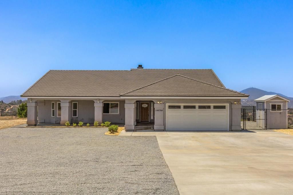 Attached, Exterior, Facade, Ranch