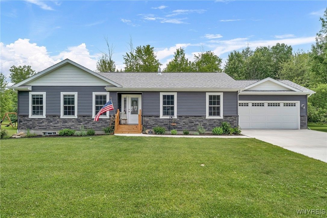 Attached, Exterior, Facade, Ranch