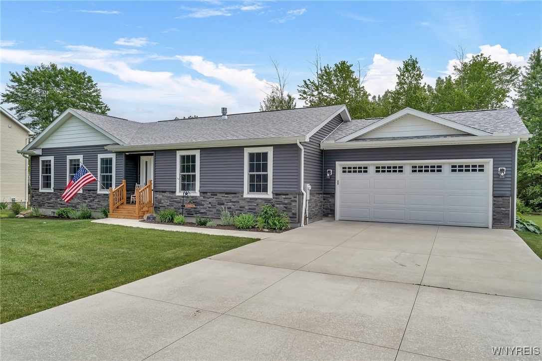 Attached, Exterior, Facade, Ranch
