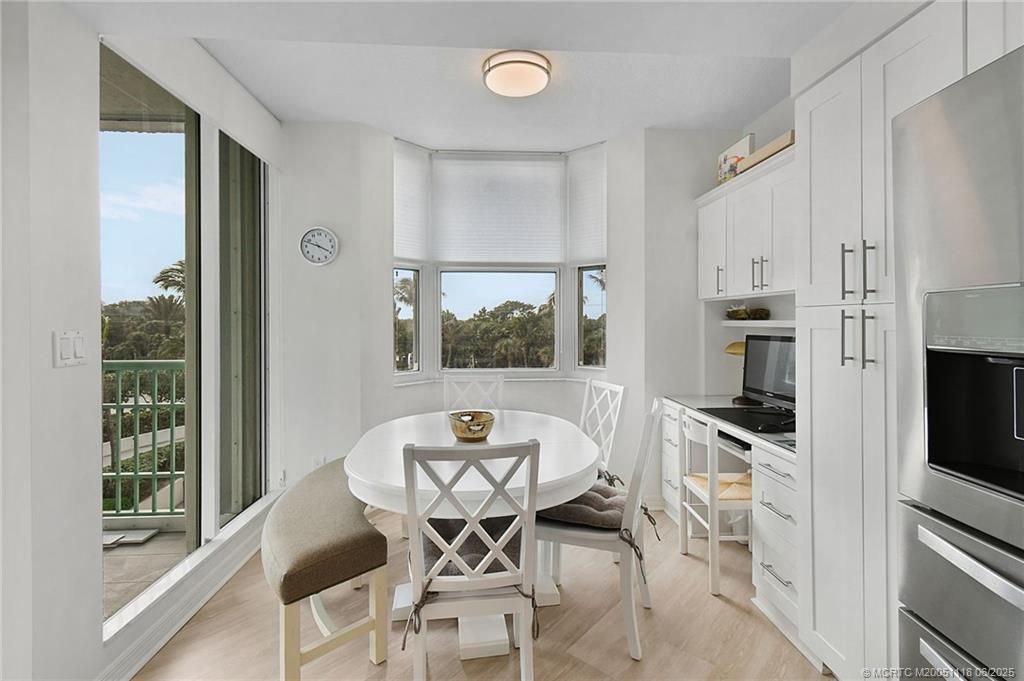 Dining room, Interior, Kitchen, Stainless Steel Appliances, Wood Texture Flooring
