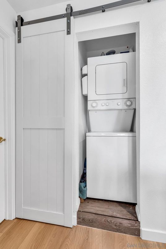 Interior, Utility Closets, Washer, Wood Texture Flooring