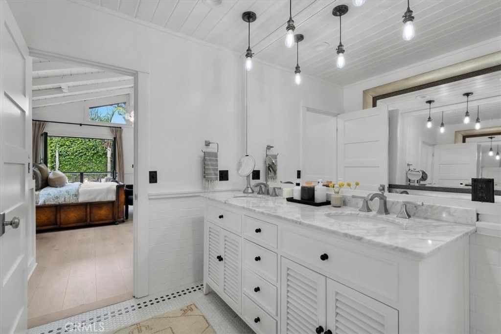 Bathroom, Bedroom, Interior, Pendant Lights, Wood Texture Flooring