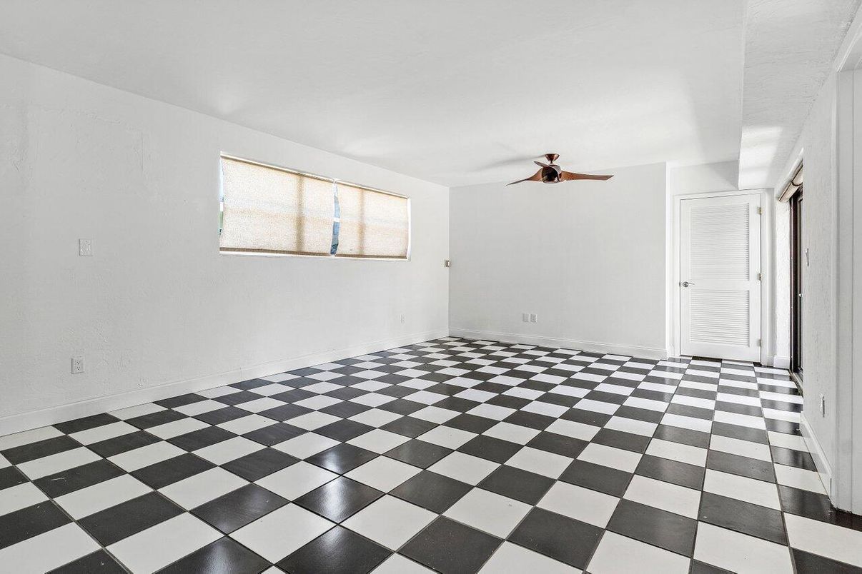 Empty room, Interior