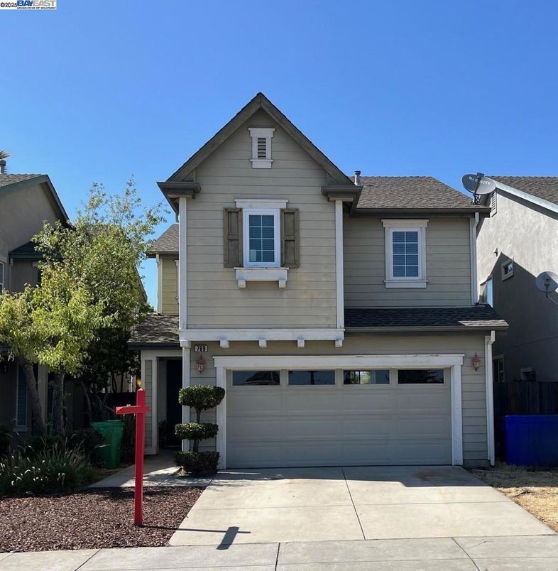 Attached, Exterior, Facade, American Craftsman