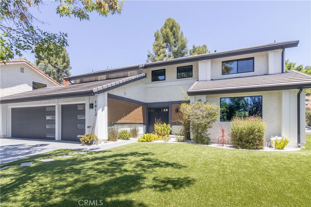 Attached, Backyard, Exterior, Facade, Modern