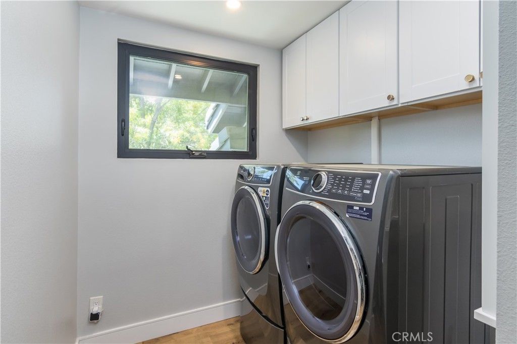 Interior, Recessed Lighting, Washer, Wood Texture Flooring