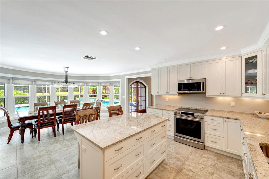 Dining room, Interior, Kitchen, Pendant Lights, Recessed Lighting, Stainless Steel Appliances