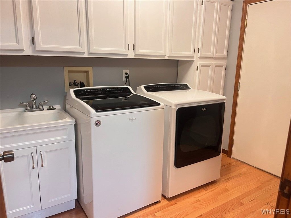 Interior, Washer, Wood Texture Flooring