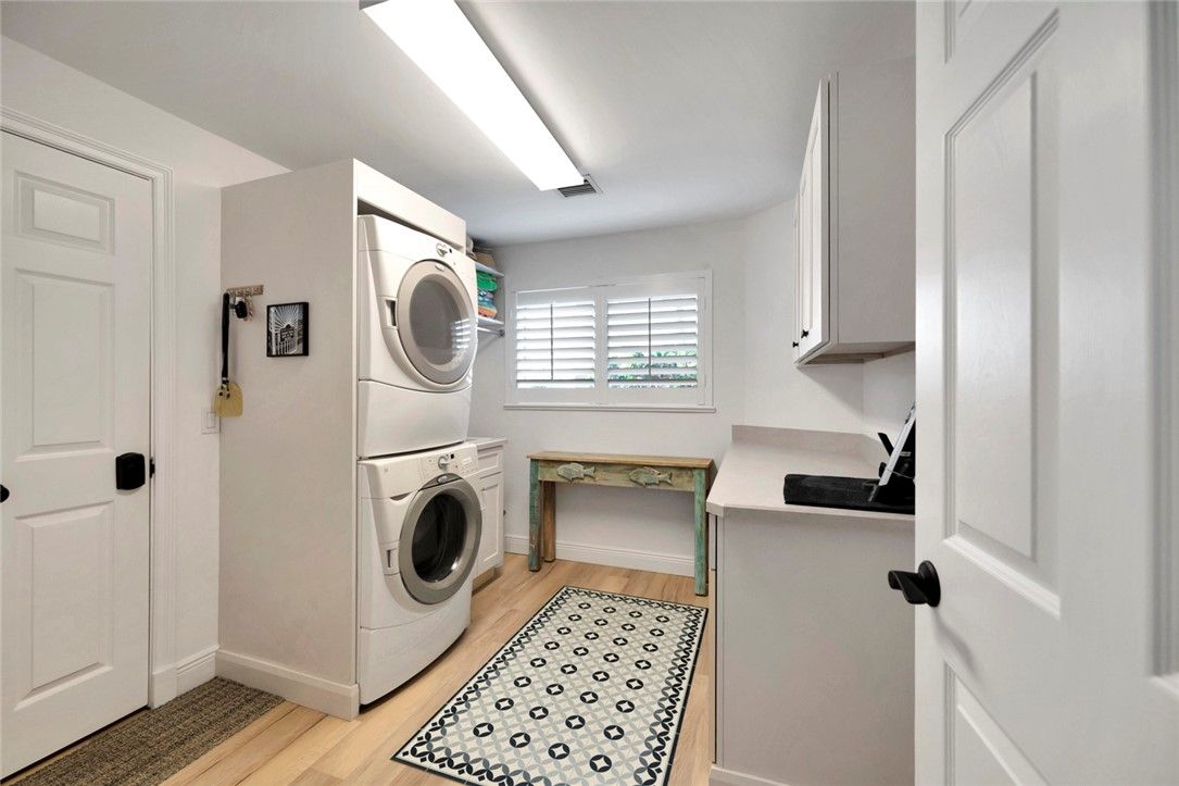 Interior, Utility Closets, Washer, Wood Texture Flooring