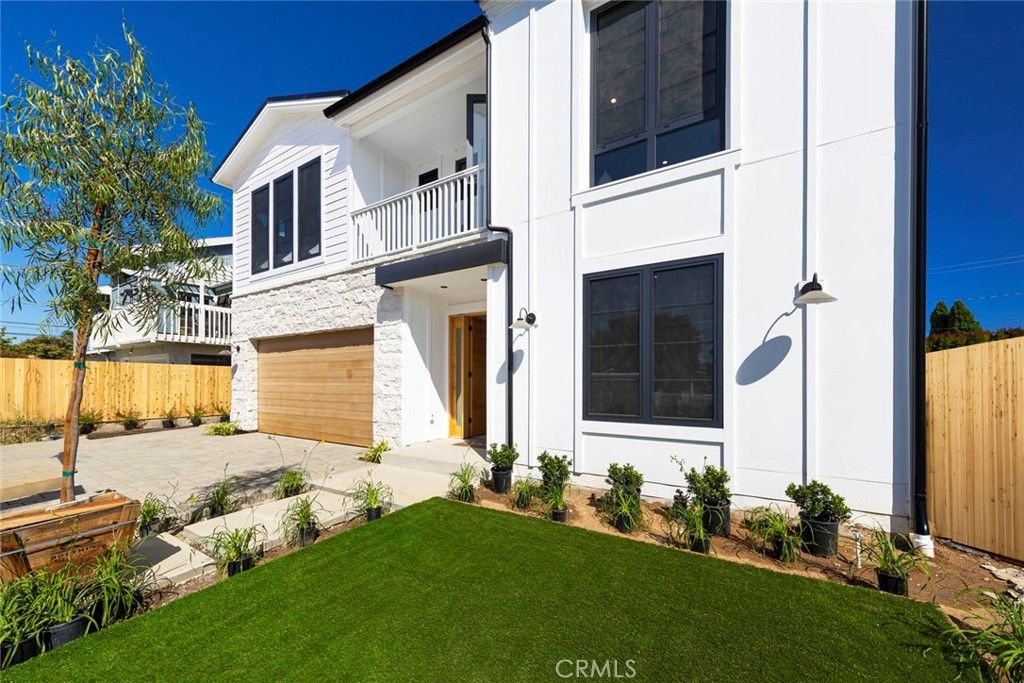 Attached, Exterior, Facade, Modern