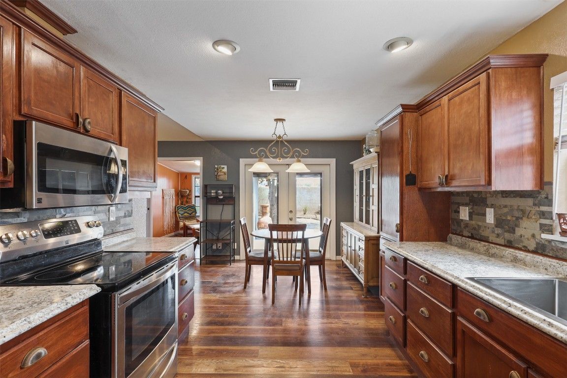 Chandelier, Dining room, Interior, Kitchen, Pendant Lights, Recessed Lighting, Wood Texture Flooring
